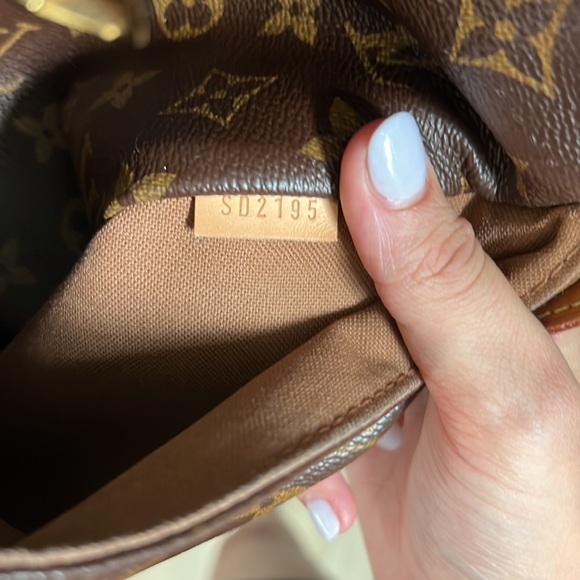 Louis Vuitton tote bag with side pockets and zipper - Picture 8 of 8